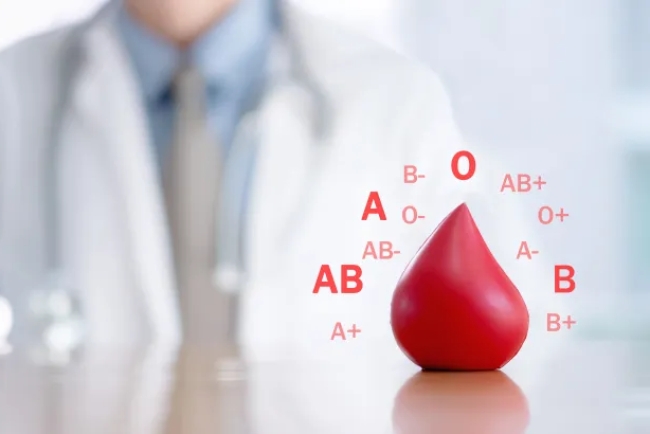 فصيلة الدم كدليل صحي شخصي: هل يمكن التنبؤ بمخاطر الأمراض؟